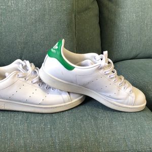 Women Stan Smith Adidas Size 8 1/2. The colors white and green